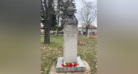 Паметникът на войводата в Севлиево. Снимки: www.rositza.com