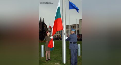 2 април 2004 година, Брюксел - церемония по издигане на българския флаг пред централата на НАТО. Снимка: Фотоархив НАТО