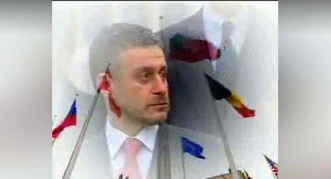 2 април 2004 година, Брюксел - външният министър Соломон Паси на церемонията по издигането на българския флаг в Щаб-квартирата на НАТО по случай приемането на България в Алианса. Снимка: www.solomonpassy.com