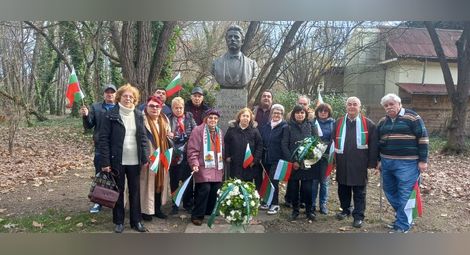Русенската група пред паметника на Левски в Букурещ. Снимки: Читалище „Христо Ботев“ - Русе