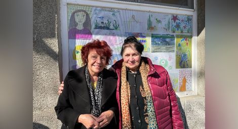 Вили (вляво) и Людмила (вдясно) пред Хуманитарния център на „Каритас“ в Русе.