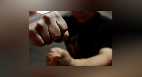 17-годишен младеж бит от бащата на 20-годишната си приятелка