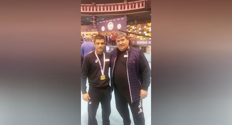 Валентин Ангелов с бронзовия медалист Вангелов.		        Снимка: БФБ