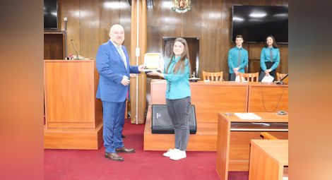 Лора Ейснер е големият победител в тазгодишното състезание по български език „Бъди грамотен“ в в русенското училище „Христо Ботев“ /галерия/