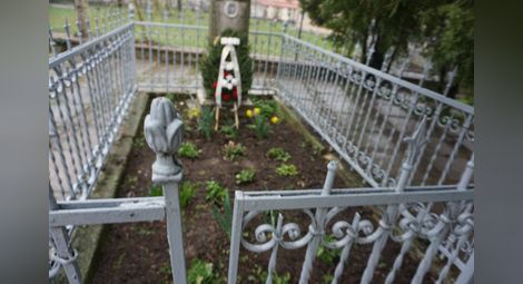 Две могили почете паметта на легендарния войвода Филип Тотю (фотогалерия)