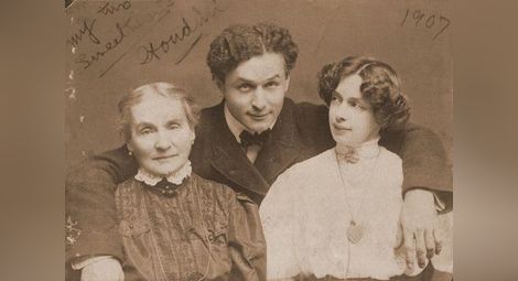 Хари Худини с любимите си жени – майка му и съпругата му Бес.