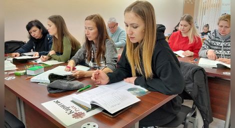 Бежанци от войната в Украйна учат български език Русе