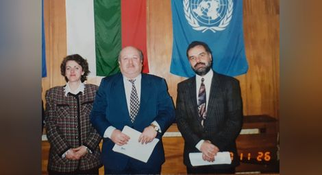 Йордан Борисов като зам. областен управител през 1998 година с областния управител Димитър Мочев и Жанета Чучуева, „Връзки с обществеността“. На следващата година Борисов оглавява Русенска област, а Мочев - Разградска.