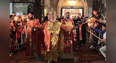 Тивериополският епископ Тихон възвести Христовото възкресение на площада пред катедралния храм „Света Троица“. Снимки: Русенска митрополия
