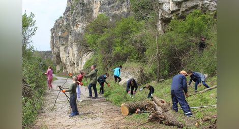 Огромно количество строителни отпадъци бяха почистени от едно от любимите места за скални катерачи от България и Румъния
