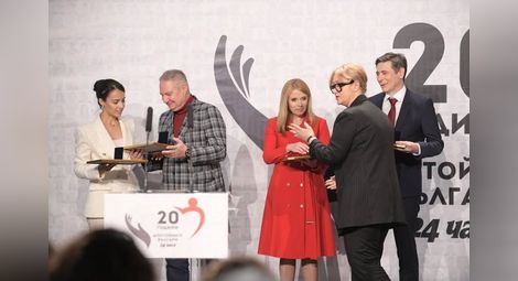 Издателят на „24 часа“ Венелина Гочева награждава Калчо Петков от БНТ, Бесте Сабри от bTV и Мира Иванова и Виктор Николаев от NOVA.                                                                    Снимка: „24 часа“