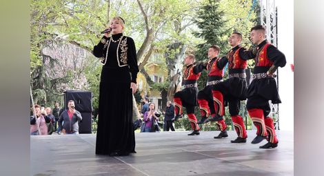 Дует „Ритон“ и Николина Чакърдъкова пеят на площада за Празника на Русе