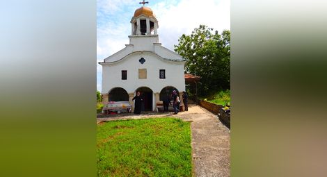 Градената от ученици на Кольо Фичето църквата в Пиперково отбеляза 150-та си годишнина