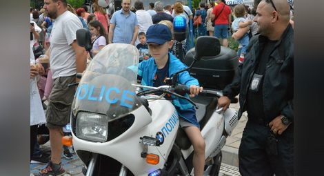 Шестгодишният Боби яхна полицейски мотор и поиска да лови престъпниците