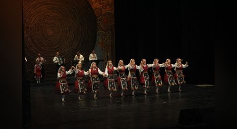 Поколения танцьори отбелязаха 70-ата годишнина на ансамбъл „Здравец“