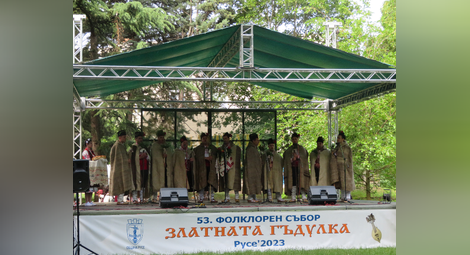 Мъжка коледарска група на читалището в Пиргово.                                         Снимка: Община Русе