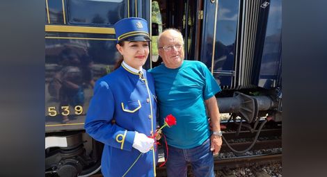 Александър Мирчев посрещна с червена роза и много вълнение внучката си Рени Драгнева.  Снимка: „Утро“