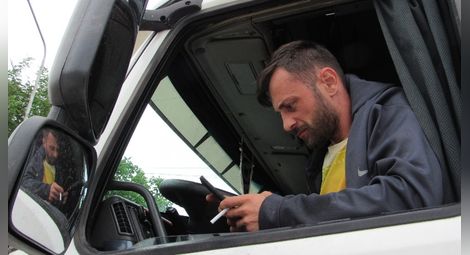 Румънският шофьор Валентин Ротару чакаше да даде показания в полицията.				  Снимка: Русе Медиа