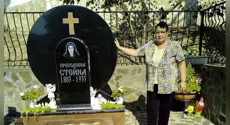 Захаринка Чампоева захвърля патериците още щом влиза в двора на църквата „Свети Георги“ в село Златолист.
