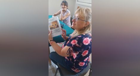 Анелия Иванова представи книгата си, събрала фолклора на родното й Щръклево. Снимка: Авторът