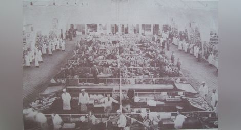 Архивна снимка на вътрешността на халите и персонала им от около времето на откриването им.