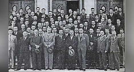 Инж. Кирил Старцев (високият в средата) и част от ръводството на Русенската община в 1939 г.