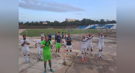 След мача футболистите поздравиха дунавската агитка за вярната й подкрепа. Снимка: Васко ТОДОРОВ