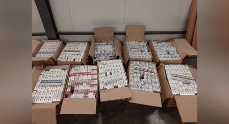 Митничари откриха 800 кутии цигари скрити под седалките на автомобил