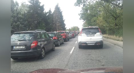Колона от автомобили от КАТ до Дунав мост заради срив на разплащателната система на ГКПП