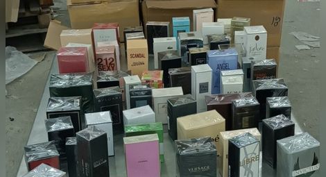 Фалшиви маркови парфюми скрити като строителни материали в камион