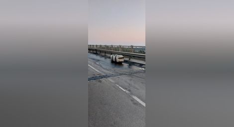 Турски камион самокатострофира на Дунав мост, предприемат се всички мерки за  бързото възстановяване на движението