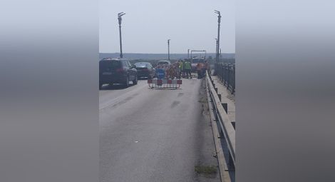 Възобновиха движението за леки автомобили по Дунав мост при Русе