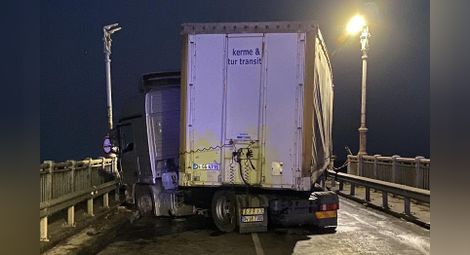 Тирът, който затвори Дунав мост, се е движил с 28 км/ч над над ограничението