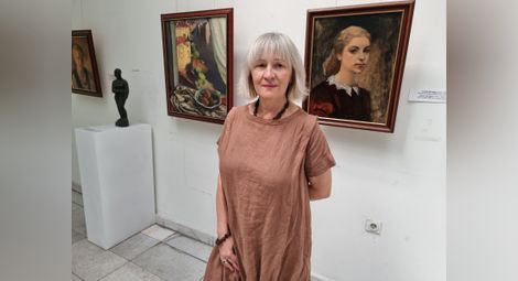 Елена Великова