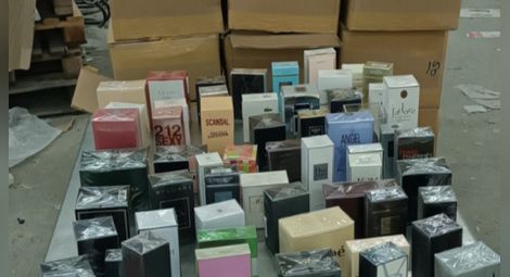 Стотици "маркови" парфюми и сексуални стимуланти задържани на Дунав мост