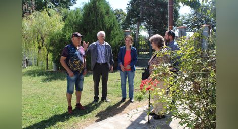 Отляво надясно: г-н Марин Маринов, проф. д-р Георги Георгиев, д-р Марияна Георгиева, д-р Густаво Гергофф и г-жа Ружка Николова в двора на църквата „Св. Вмчца Марина“ в Поликрайще.