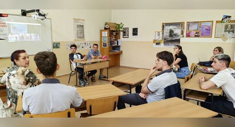 Пиесата „Странна случка с куче през нощта“ събра актьори и млади театрали в Английската гимназия в Русе