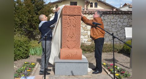 Откриването на каменния кръст-хачкар в къщата музей Пейо Яворов в Чирпан.                                Снимка: tvstz.com