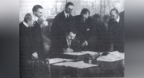 Стамболийски подписва договора.