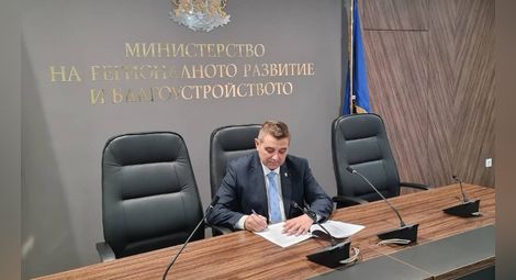 Зам-кметът Димитър Недев подписва споразумението. Снимка: Община Русе
