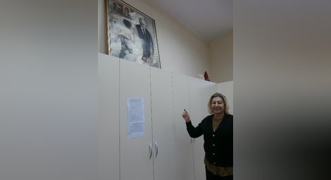 Мариана Гъркова показва портрета на Канети.