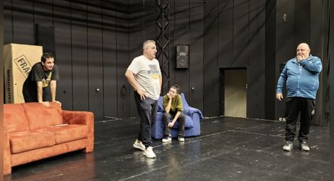 Репетициите на „Натюрморт със затлъстял племенник“ вече започнаха, премиерата се очаква в края на февруари.			               			      Снимки: ДТ „Сава Огнянов“