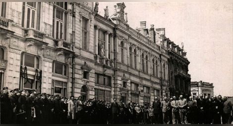 Посещението на писателя Добри Немиров в Русе на 25 май 1942 г. пред Доходното здание с градската управа и ученици. (ЦДА-София).