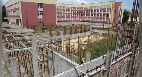 Строителите искат повече пари за изграждане на спортната зала в училище „Васил Левски“