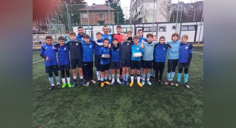 Торта от областното футболно началство за таланти от школата на „Дунав“