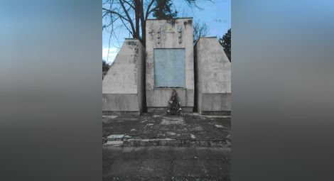 Паметникът в Горно Абланово