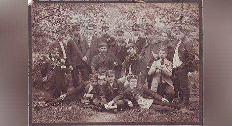 Даме Груев с учениците си от Щипското българско училище, 1894 г.