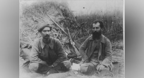 Даме Груев (вдясно) и Санде Китанов снимани от американския журналист Алберт Сониксен близо до Кукуш през октомври 1906. Това е последната известна снимка на двамата. Груев и Китанов загиват в сражение с аскер на 23 декември същата година.