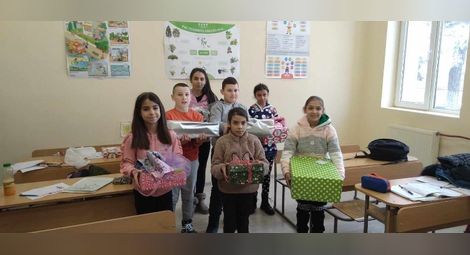 Всички деца от Караманово с подаръци от Германия за Деня на прегръдката