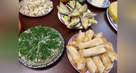 Пирожки със зеле, сельодка под шуба, баница с копър - украинки и русенки споделят храна за душата